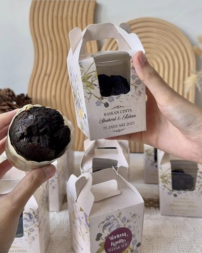 cakes and muffins doorgift